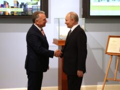 Vladímir Putin y Steve Witkoff se saludan durante un encuentro del 11 de abril de 2025; fotografía de archivo.
