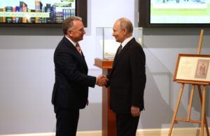 Vladímir Putin y Steve Witkoff se saludan durante un encuentro del 11 de abril de 2025; fotografía de archivo.