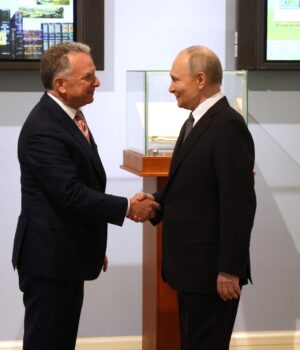 Vladímir Putin y Steve Witkoff se saludan durante un encuentro del 11 de abril de 2025; fotografía de archivo.
