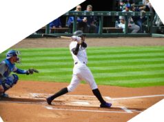 Raimel Tapia bateando con los Rockies de Colorado el 1 de octubre de 2017; fotografía de archivo.