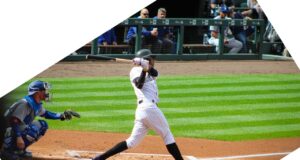 Raimel Tapia bateando con los Rockies de Colorado el 1 de octubre de 2017; fotografía de archivo.