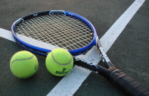 Raqueta y pelotas de tenis, imagen de archivo alusiva a la final del Ningbo Open