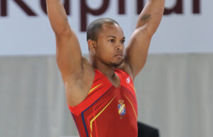 Rayderley Zapata compite en ejercicio de suelo durante el Europeo de gimnasia artística de 2015