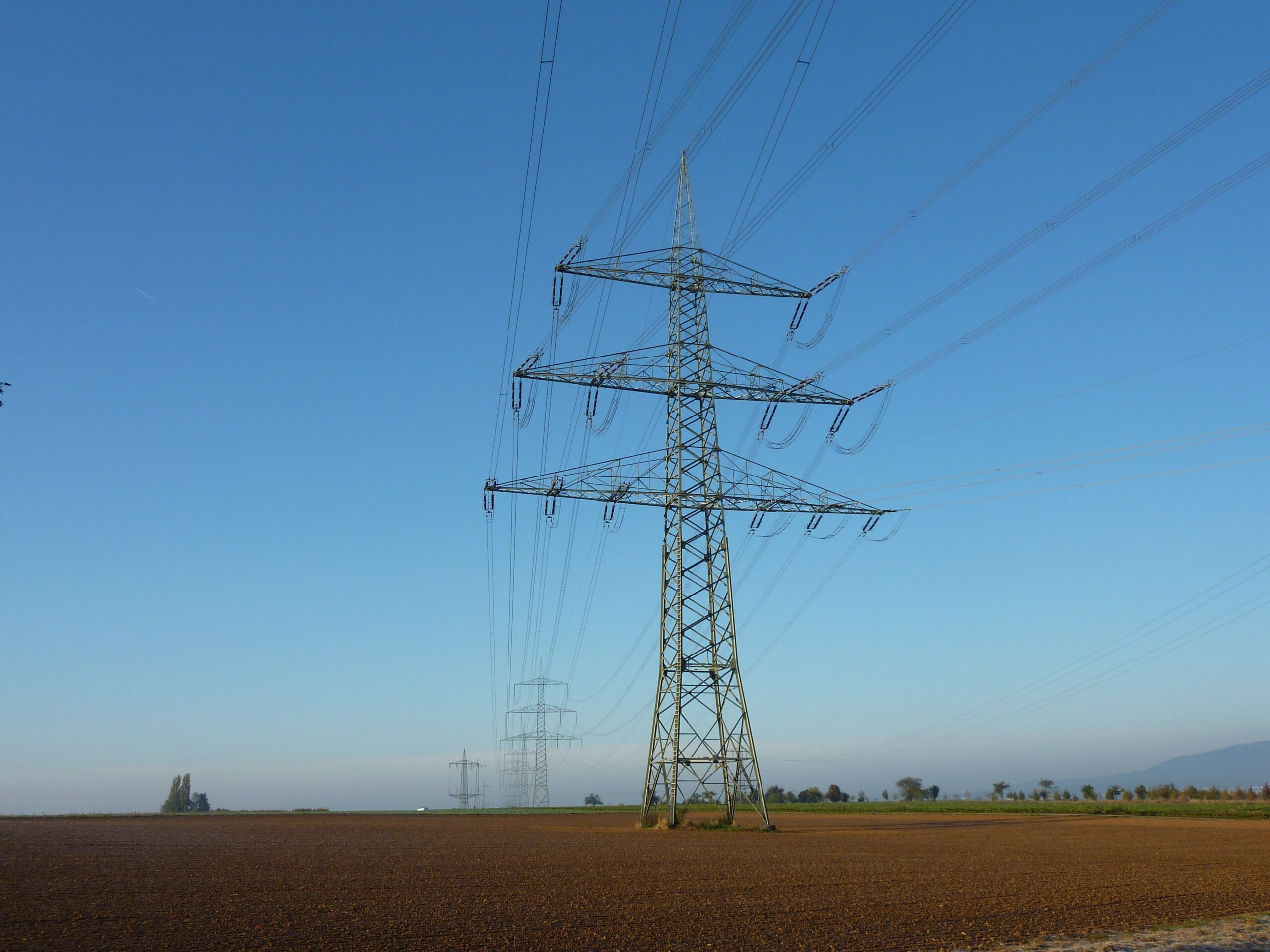 Torres y líneas eléctricas usadas como imagen ilustrativa