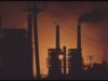 Silueta de una refinería de petróleo al atardecer, imagen ilustrativa sobre los ataques ucranianos a instalaciones energéticas rusas