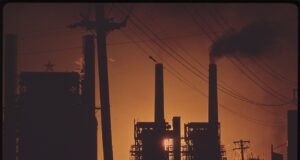 Silueta de una refinería de petróleo al atardecer, imagen ilustrativa sobre los ataques ucranianos a instalaciones energéticas rusas