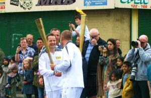 UASD Higüey recibe antorcha de los Juegos Tony Barreiro Entrega de una antorcha deportiva durante un relevo ceremonial