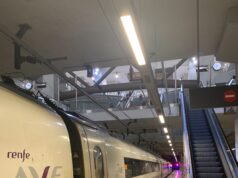 Tren Renfe AVE serie 103 en una estación; fotografía de archivo de 2023.