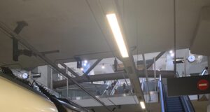 Tren Renfe AVE serie 103 en una estación; fotografía de archivo de 2023.