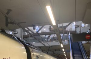 Tren Renfe AVE serie 103 en una estación; fotografía de archivo de 2023.