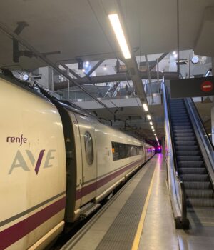 Tren Renfe AVE serie 103 en una estación; fotografía de archivo de 2023.