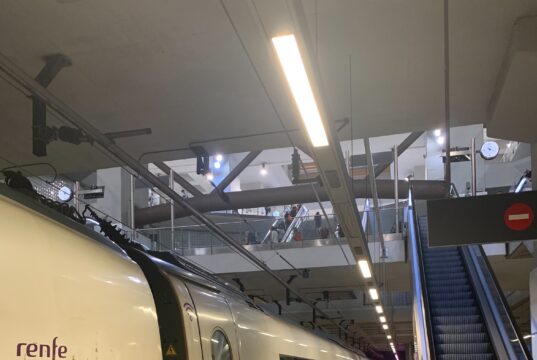 Choque de trenes en Toledo deja al menos 64 muertos Tren Renfe AVE serie 103 en una estación; fotografía de archivo de 2023.