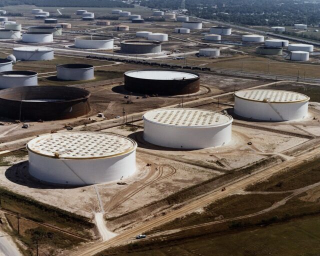 Tanques de reservas estratégicas de petróleo Vista aérea de tanques de almacenamiento de crudo cerca de Nederland, Texas; fotografía de archivo del Departamento de Energía de Estados Unidos.