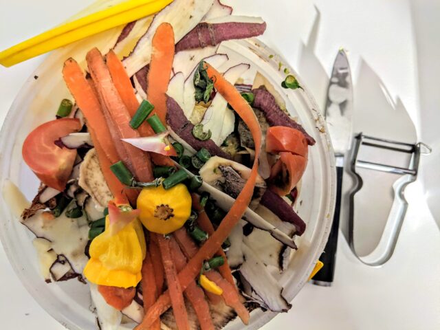 Restos vegetales separados para compostaje como práctica de economía circular en el turismo