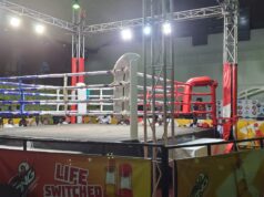 Ring de boxeo iluminado antes de una velada, imagen referencial