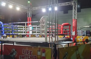 Ring de boxeo iluminado antes de una velada, imagen referencial