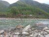 Río Bhote Koshi entre montañas y viviendas de Nepal; fotografía de archivo de 2015.