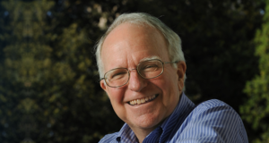 Retrato de archivo del economista Robert E. Hall, Nobel de Economía 2026