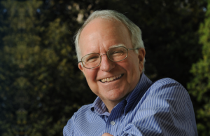 Retrato de archivo del economista Robert E. Hall, Nobel de Economía 2026