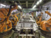 Robots industriales KUKA en una línea de fabricación; fotografía de archivo de 2007.