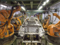 Robots industriales KUKA en una línea de fabricación; fotografía de archivo de 2007.