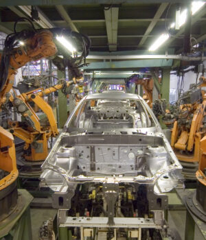 Robots industriales KUKA en una línea de fabricación; fotografía de archivo de 2007.