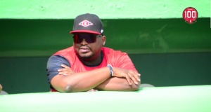 Rodney Linares observa el terreno desde el dugout durante un partido de béisbol