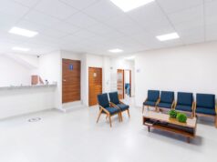 Sala de espera hospitalaria vacía, imagen ilustrativa de archivo de 2021
