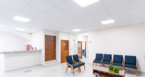 Sala de espera de un centro médico, imagen ilustrativa del paro que afectó consultas en La Altagracia