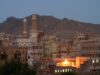 Vista nocturna de la antigua ciudad de Saná, Yemen, en una fotografía de archivo de 2008; no corresponde a los ataques de octubre de 2026