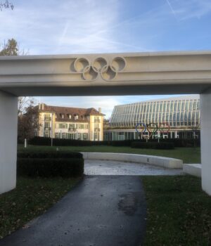 Sede del Comité Olímpico Internacional y castillo de Vidy en Lausana, fotografía de archivo de 2019
