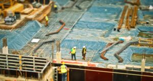 Trabajadores en una obra utilizando una escalera; imagen ilustrativa que no corresponde al incidente de Verón