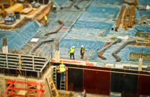 Trabajadores en una obra utilizando una escalera; imagen ilustrativa que no corresponde al incidente de Verón