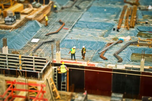 Trabajadores en una obra utilizando una escalera; imagen ilustrativa que no corresponde al incidente de Verón