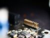 Primer plano de un microchip sobre una tarjeta de circuito electrónico
