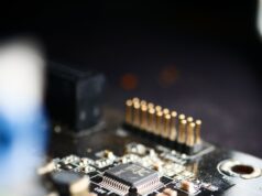 Primer plano de un microchip sobre una tarjeta de circuito electrónico