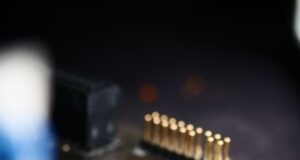 Primer plano de un microchip sobre una tarjeta de circuito electrónico