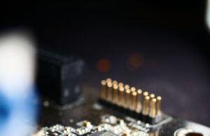 Primer plano de un microchip sobre una tarjeta de circuito electrónico