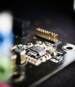 Primer plano de un microchip sobre una tarjeta de circuito electrónico