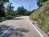 Triángulo reflectante de advertencia colocado junto a una carretera, imagen ilustrativa de seguridad vial