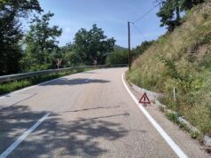 Dos jóvenes mueren en choque en la carretera La Matilla Triángulo reflectante de advertencia colocado junto a una carretera, imagen ilustrativa de seguridad vial