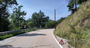 Señal triangular preventiva colocada junto a una carretera