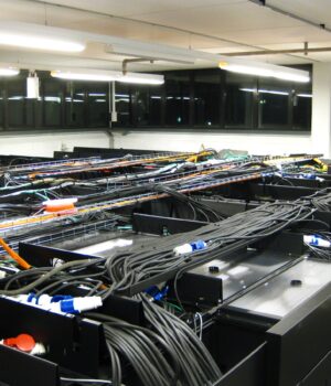 Sala de servidores del Centro de Computación Paralela del KTH, en Estocolmo; fotografía de archivo de Johan Fredriksson, 2010.