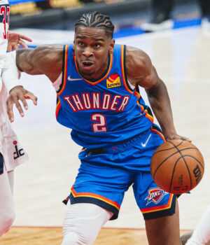Shai Gilgeous-Alexander con uniforme de Oklahoma City Thunder en enero de 2022; fotografía de archivo de All-Pro Reels.