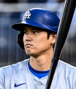 Shohei Ohtani al bate con el uniforme de los Dodgers de Los Ángeles