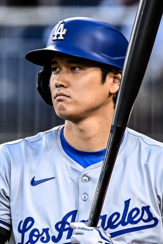 Shohei Ohtani con el uniforme de los Dodgers de Los Ángeles
