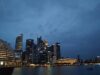 Singapur y Visa pactan una alianza para impulsar el turismo Rascacielos de Singapur vistos desde Marina Bay al anochecer; fotografía de archivo de enero de 2025.