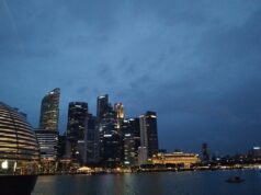 Rascacielos de Singapur vistos desde Marina Bay al anochecer; fotografía de archivo de enero de 2025.