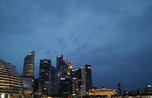 Singapur y Visa pactan una alianza para impulsar el turismo Rascacielos de Singapur vistos desde Marina Bay al anochecer; fotografía de archivo de enero de 2025.