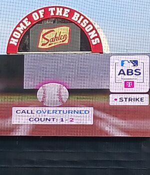 Pantalla de un sistema automatizado de bolas y strikes durante un juego de béisbol, imagen ilustrativa